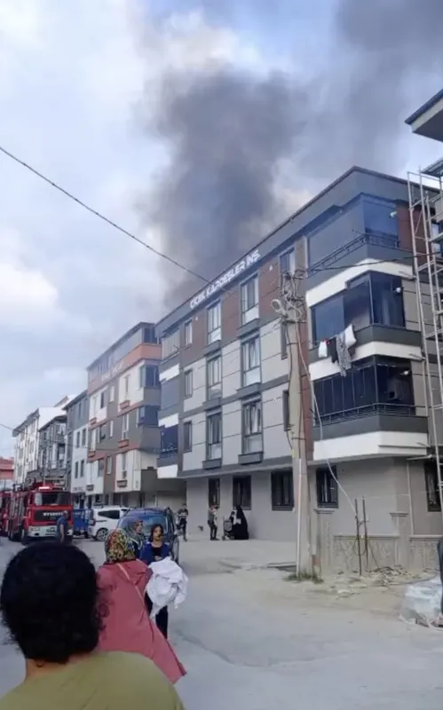 TEKİRDAĞ’DA ÇATI KATINDA ÇIKAN YANGIN SÖNDÜRÜLDÜ