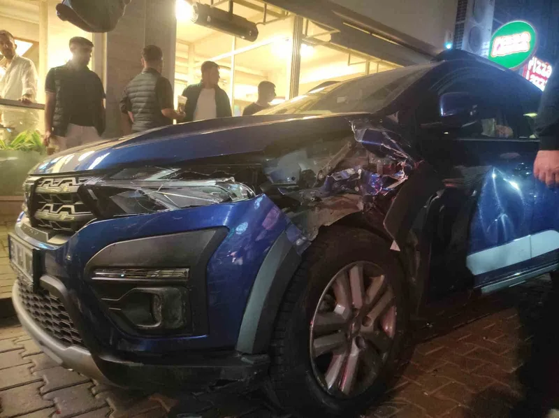 TEKİRDAĞ’DA 3 OTOMOBİL VE 2 MOTOSİKLETİN ÇARPIŞTIĞI KAZADA 2 KİŞİ YARALANDI