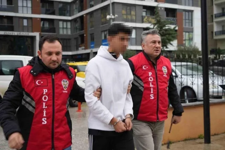 16 YAŞINDAKİ ESKİ SEVGİLİSİNİ 30 BIÇAK DARBESİYLE ÖLDÜRMÜŞTÜ, 20 YIL HAPİS CEZASINA ÇARPTIRILDI