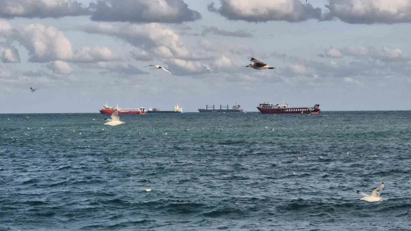 MARMARA DENİZİ’NDE POYRAZ ULAŞIMI OLUMSUZ ETKİLEDİ