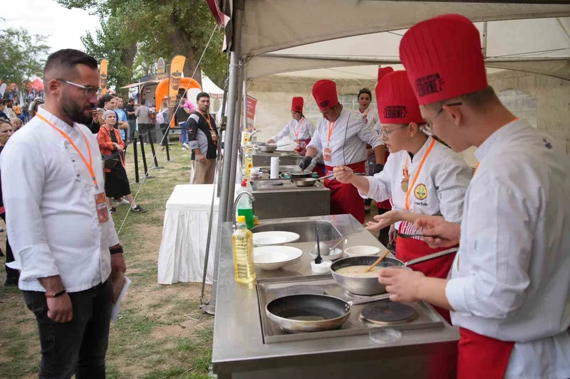 GENÇ AŞÇILAR EKŞİLİ KÖFTE İÇİN YARIŞTI