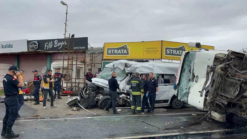 TEKİRDAĞ’DA KORKUNÇ KAZA: 3 ÖLÜ, 9 YARALI