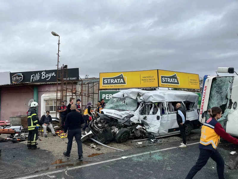 TEKİRDAĞ’DA İŞÇİ SERVİSİ İLE KAMYON ÇARPIŞTI: ÇOK SAYIDA YARALI