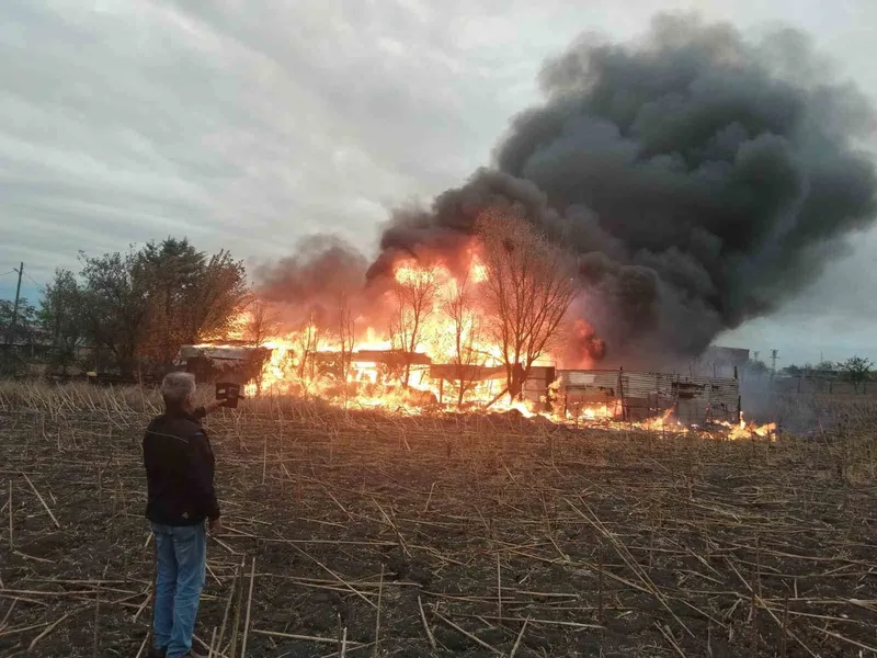BAĞ EVİ ALEV TOPUNA DÖNDÜ, DAKİKALAR İÇİNDE KÜL OLDU