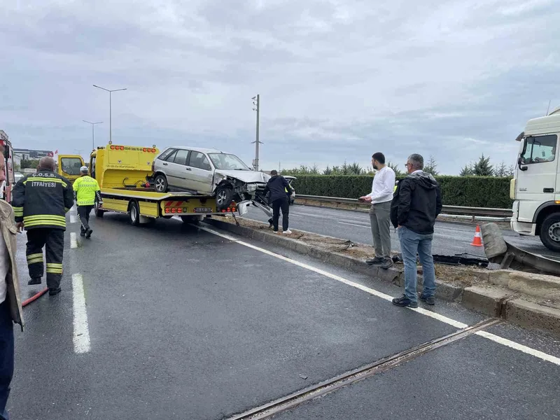 KAMYONLA ÇARPIŞAN OTOMOBİL REFÜJE DALDI