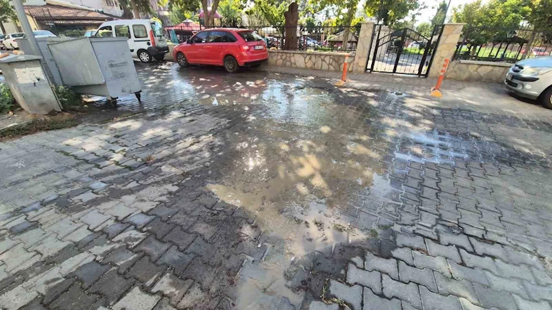 SU STRESİNE RAĞMEN TONLARCA SU SOKAKLARA AKIYOR