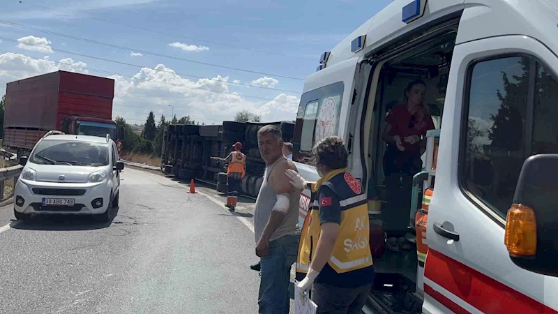 ÇORLU’DA VİRAJI ALAMAYAN TIR DEVRİLDİ