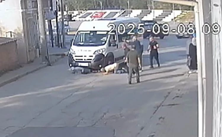 SARAY’DA OKUL YOLUNDA FECİ KAZA: ANNE VE OĞLU İŞÇİ SERVİSİNİN ALTINDA KALDI