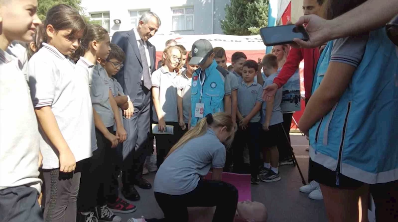 ÖĞRENCİLER KALP MASAJINI VE ACİL MÜDAHALELERİ ÖĞRENDİ