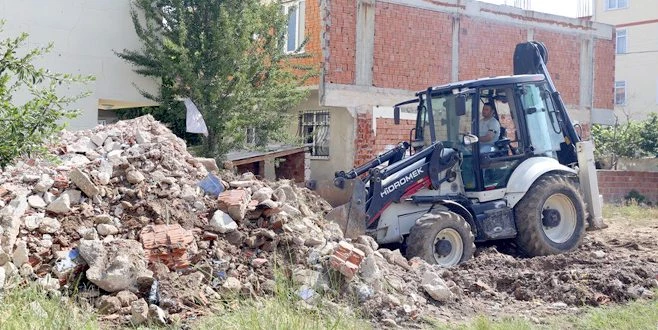 KAPAKLI BELEDİYESİ`NDEN MOLOZ VE ATIK TEMİZLİĞİ