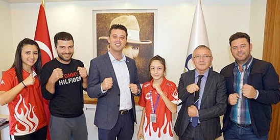 BAŞKAN`DAN MUAYTHAİ POZU!