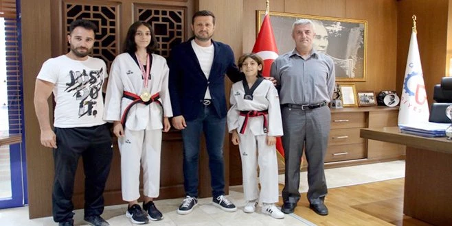 ŞAMPİYON TAEKWONDOCUDAN BAŞKAN AKAY?A ZİYARET