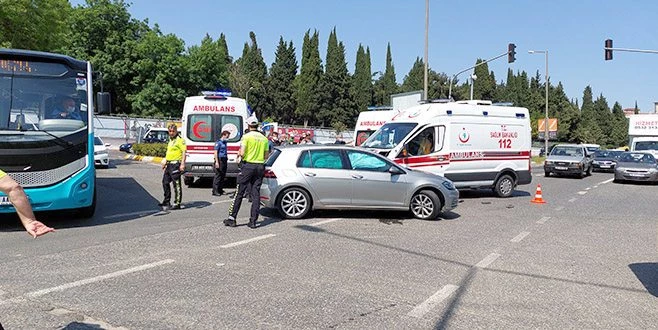 VAKAYA GİDEN AMBULANS OTOMOBİLLE ÇARPIŞTI: 1 YARALI 