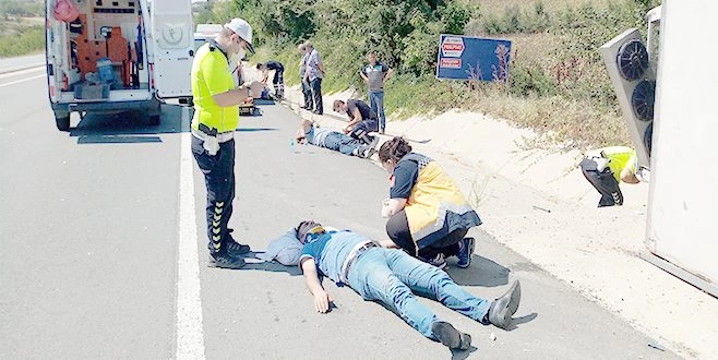 TUĞLA YÜKLÜ KAMYONA ÇARPAN KAMYONET DEVRİLDİ