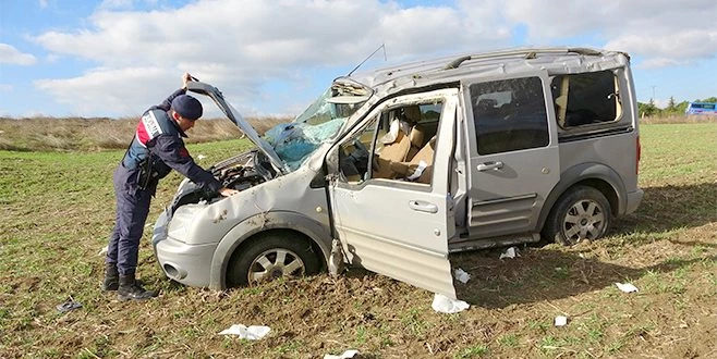 YOLDAN ÇIKAN ARAÇ TARLAYA SAVRULDU