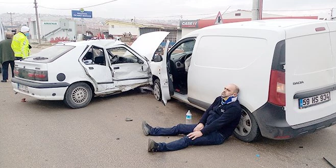 ARAÇLAR HURDAYA DÖNDÜ, CAN PAZARI YAŞANDI: 4 YARALI