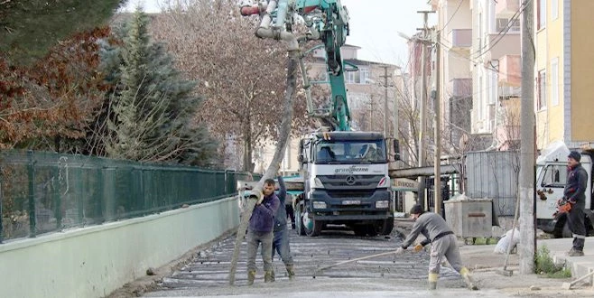 AYTAÇ SOKAK?TA DEMİRLİ BETON YOL YAPIMI DEVAM EDİYOR