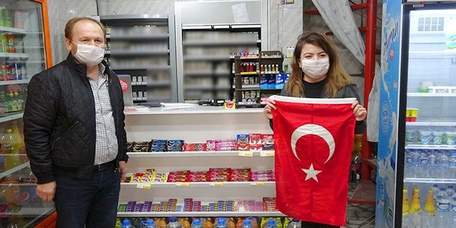 ÇORLU?DAKİ BAKKALLARA MASKE VE TÜRK BAYRAĞI DAĞITILDI