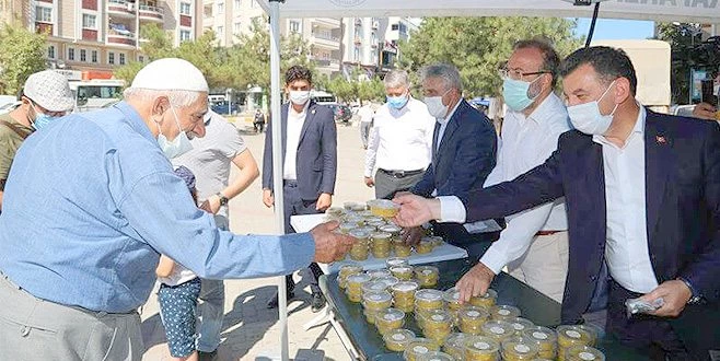 BAŞKAN ÇETİN`DEN AŞURE İKRAMI