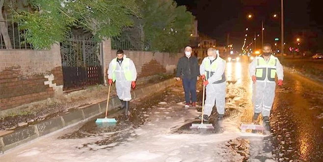 SAHUR VAKTİNDE CADDE VE SOKAKLAR KÖPÜKLÜ SUYLA YIKANDI