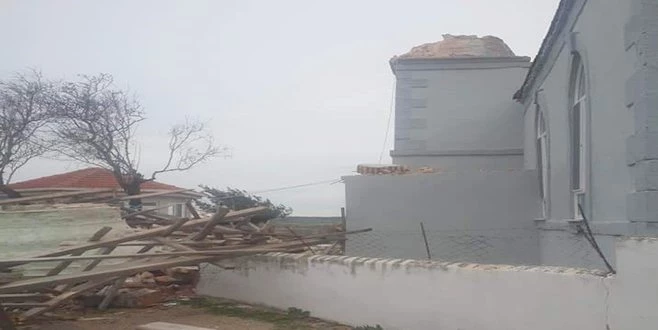 RÜZGAR NEDENİYLE CAMİNİN MİNARESİ YIKILDI