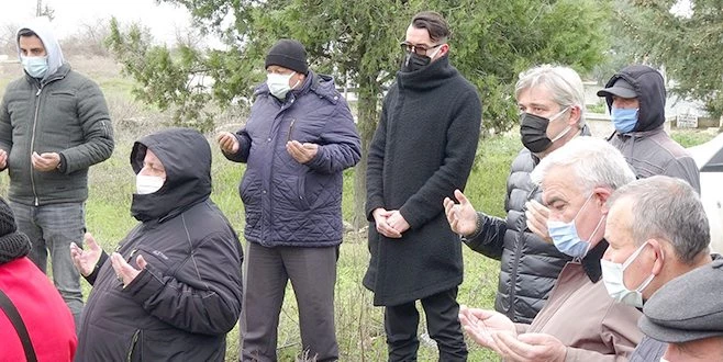 ÜNLÜ SANATÇI CEM ADRİAN SON YOLCULUĞUNDA BABASINI YALNIZ BIRAKMADI