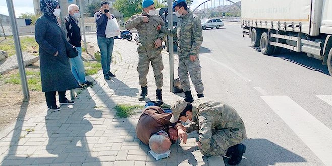 EPİLEPSİ NÖBETİ GEÇİREN VATANDAŞIN YARDIMINA ASTSUBAY KOŞTU