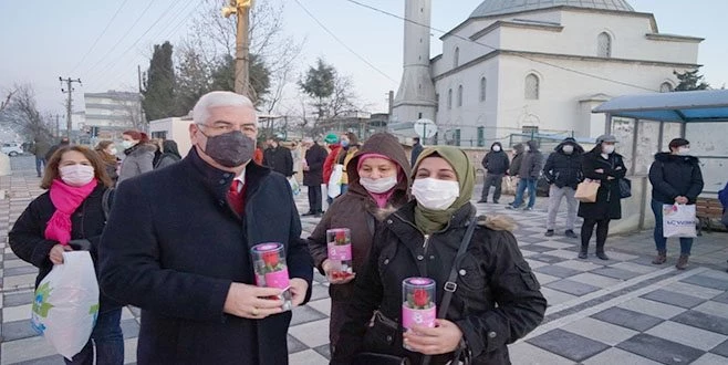 BAŞKAN YÜKSEL?DEN KADINLARA ÇİÇEKLİ KUTLAMA