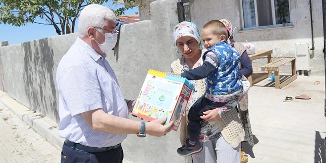 ERGENE BELEDİYESİ KAPI KAPI GEZEREK ERZAK DAĞITIMINDA BULUNDU