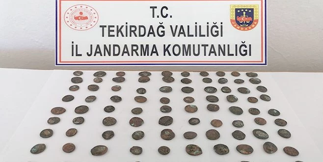 90 SİKKE VE 1 KİLO ESRAR YAKALANDI