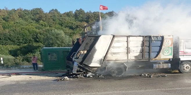 GERİ DÖNÜŞÜM KAMYONU ALEV ALEV YANDI