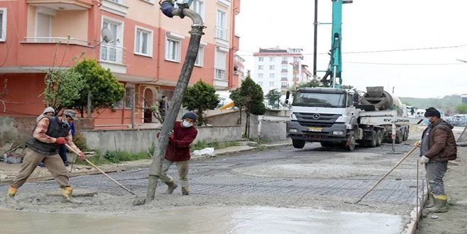 GÜLÜMSER SOKAK?TA DEMİRLİ BETON YOL YAPIMI TAMAMLANDI 