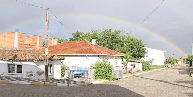 HAYRABOLU`DA YAĞMUR SONRASI ÇIKAN GÖKKUŞAĞI BÜYÜLEDİ