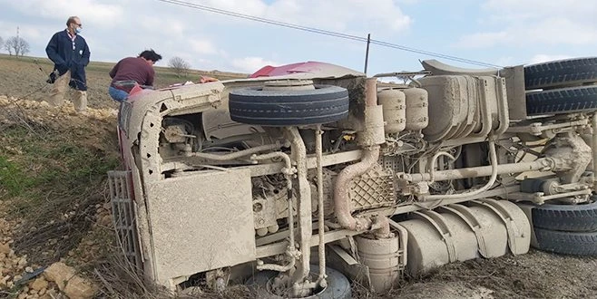  VİRAJI ALAMAYAN ÇAKIL YÜKLÜ KAMYON DEVRİLDİ: 1 YARALI