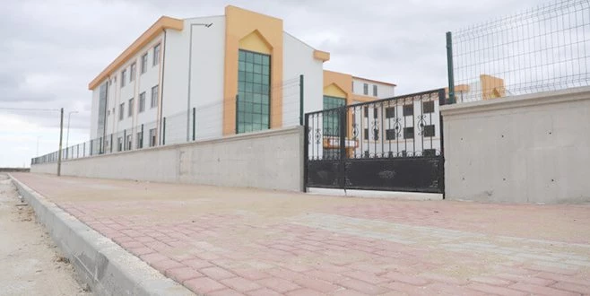 KARŞIYAKA CADDESİ?NDE BETON YOL VE KALDIRIM YAPIMI TAMAMLANDI