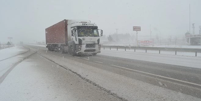 TEKİRDAĞ ÇANAKKALE YOLU KARLA KAPLANDI