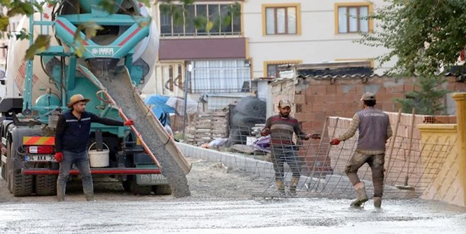 MANOLYA SOKAK?TA DEMİRLİ BETON YOL YAPIMI DEVAM EDİYOR