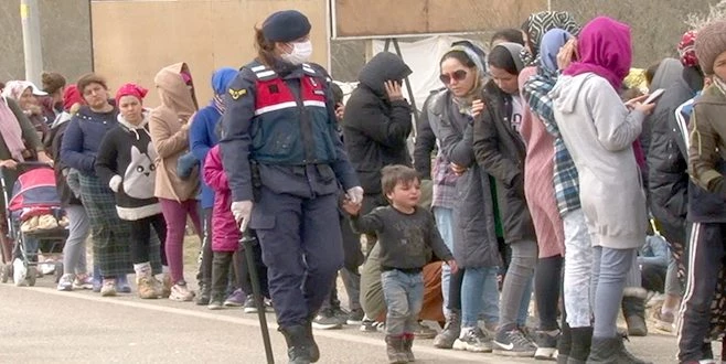 KADIN KOMUTAN MÜLTECİLERİN GÖNLÜNÜ FETHETTİ