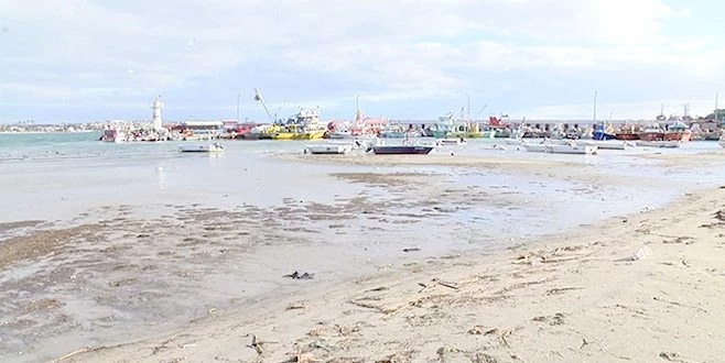 DENİZ YAKLAŞIK 15 METRE ÇEKİLDİ