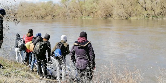 30 MÜLTECİ DAHA MERİÇ NEHRİ`Nİ BOTLA GEÇMEYİ BAŞARDI