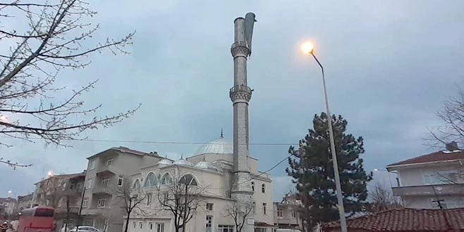 ŞİDDETLİ FIRTINA CAMİ MİNARESİNİ YIKTI