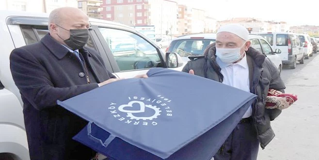 ÇERKEZKÖY BELEDİYESİ BAHÇELİ CAMİİ?NDE SECCADE DAĞITIMI YAPTI