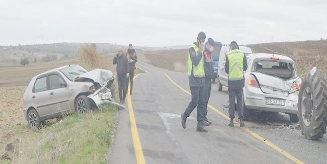 OTOMOBİLLER KAFA KAFAYA ÇARPIŞTI