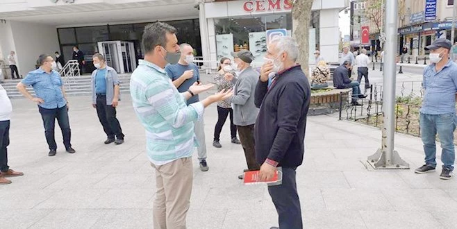 BAŞKAN SARIKURT GENÇLERLE MASKE DAĞITTI