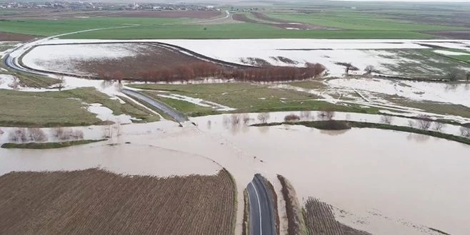 TEKİRDAĞ?DA YOLLAR VE TARLALAR SULAR ALTINDA KALDI