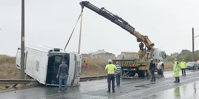 İŞÇİ SERVİSİ YOLDAN ÇIKTI 10 YARALI