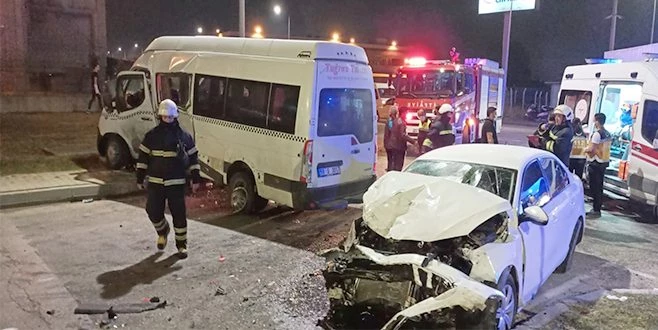 SERVİS MİNİBÜSÜ İLE OTOMOBİL KAVŞAKTA ÇARPIŞTI