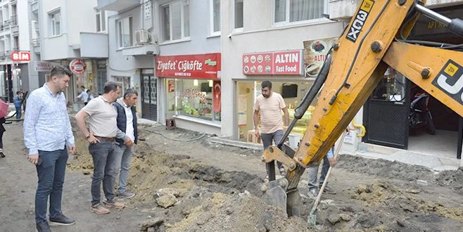 SÜLEYMANPAŞA YUNUSBEY CADDESİ?NİN YOL VE KALDIRIMLARI YENİLİYOR