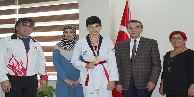  TAEKWONDO ŞAMPİYONU KAYMAKAMI ZİYARET ETTİ