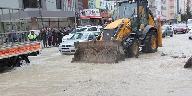 ÇERKEZKÖY`DE SU BORUSU PATLADI